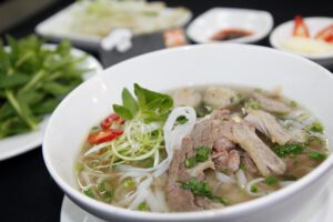 Vietnamesische Vietnamesische Reisnudelsuppen mit RindfleischRindfleisch