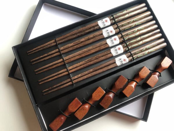 Stäbchen Set mit Holzhalter – Bild 2